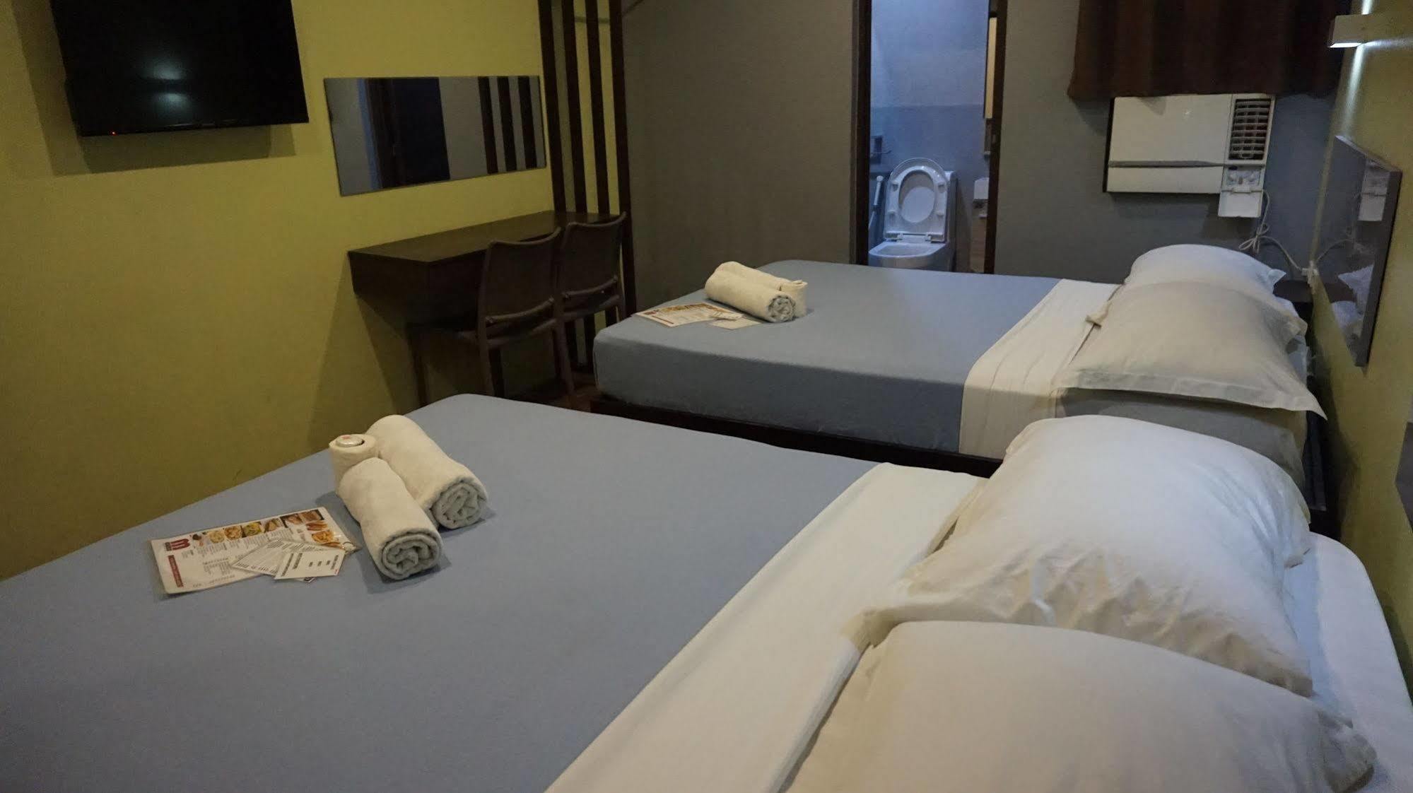 Oyo 637 Fox Hotel Quezon City Exterior foto